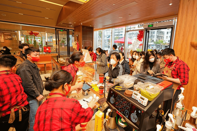 Long queues of customers at the opening of Tims China’s 600th store in Zhongshan, Guangdong Province, Shanghai, in January 2023